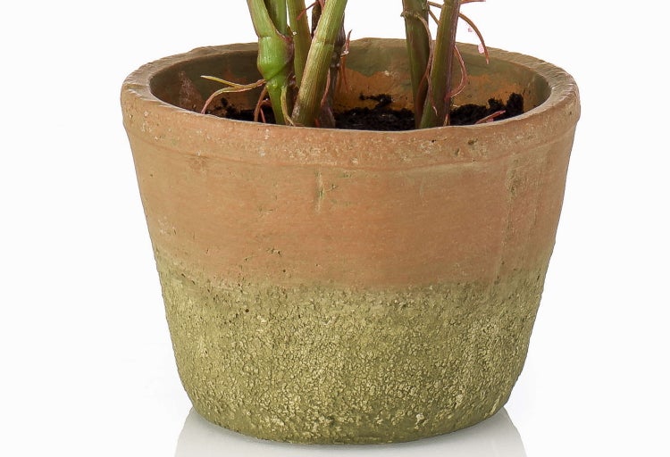 Rustikaler Pflanztopf aus Terracotta mit strukturierter Oberfläche und Erde.