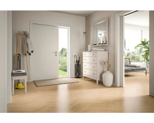 Heller Eingangsbereich mit hellem Bodenbelag in Fischgrätoptik, weißer Kommode, Garderobenständer aus Holz und weißer Haustür mit Seitenelement.