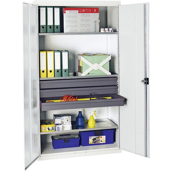 Weißer Metallschrank mit zwei offenen Türen, Fachböden, drei Schubladen sowie diversem Inhalt wie Ordnern und Werkzeugboxen.