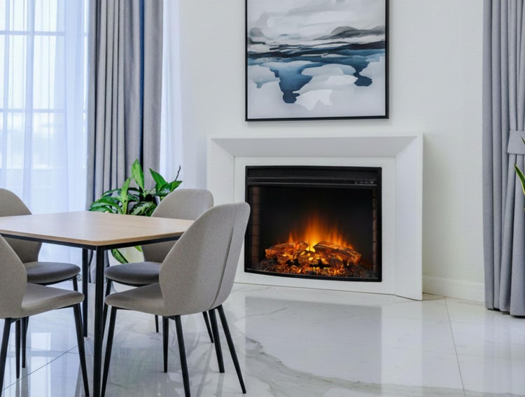 Esszimmer mit Esstisch, Stühlen und Elektrokamin