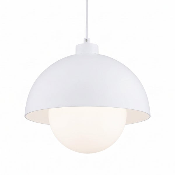 Moderne Pendelleuchte mit kuppelförmigem Lampenschirm und zentraler Glaskugel für eine gleichmäßige Beleuchtung.