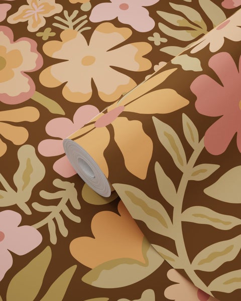 Vliestapete mit großem Retro-Blumenmuster in Braun, Beige und Rosa.