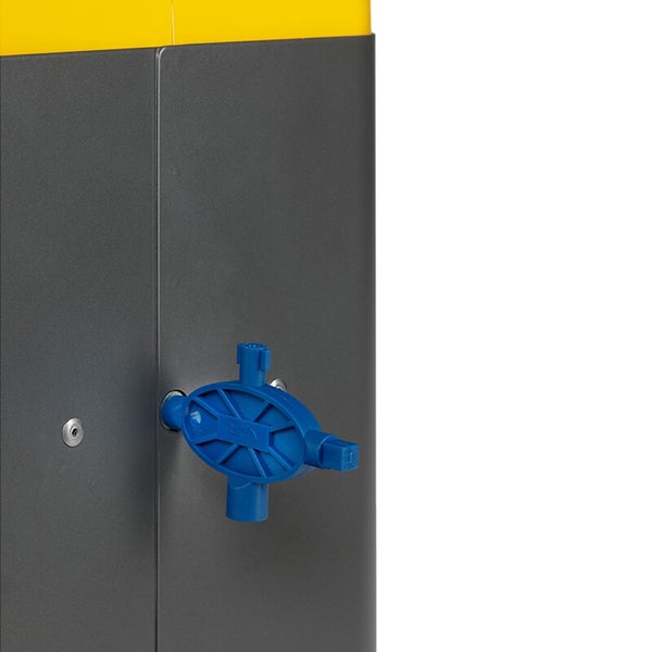 Blauer Universalschlüssel steckt in einem Schloss an einem Gehäuse aus Metall.
