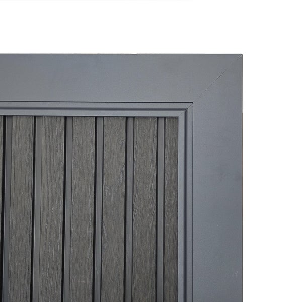 Detail einer grauen Zauntür mit Holzpaneelen