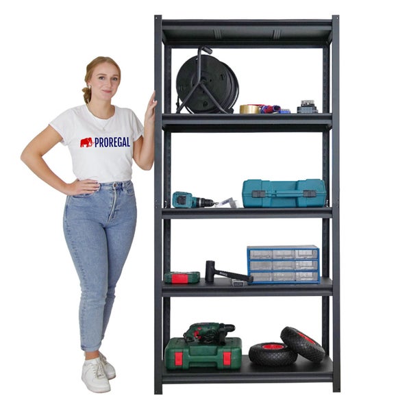 Regal mit fünf Ebenen, gefüllt mit Werkzeugen und Zubehör, neben einer stehenden Frau