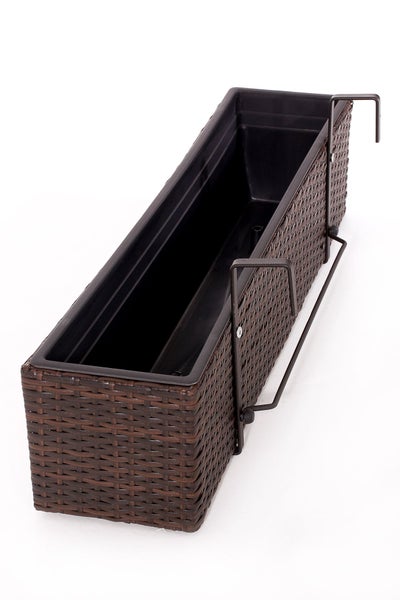 Rechteckiger Balkonkasten in Rattan-Optik mit Metallhalterungen für das Geländer und Kunststoffeinsatz.