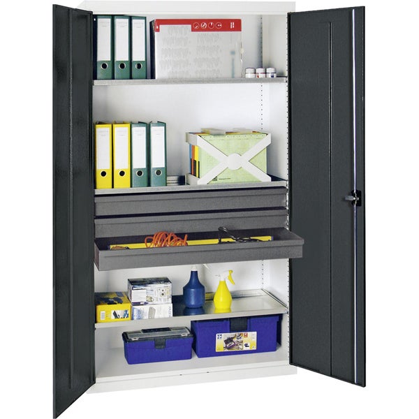Metallschrank mit geöffneten Flügeltüren, Fachböden und Schubladen, befüllt mit Ordnern und Werkzeug.