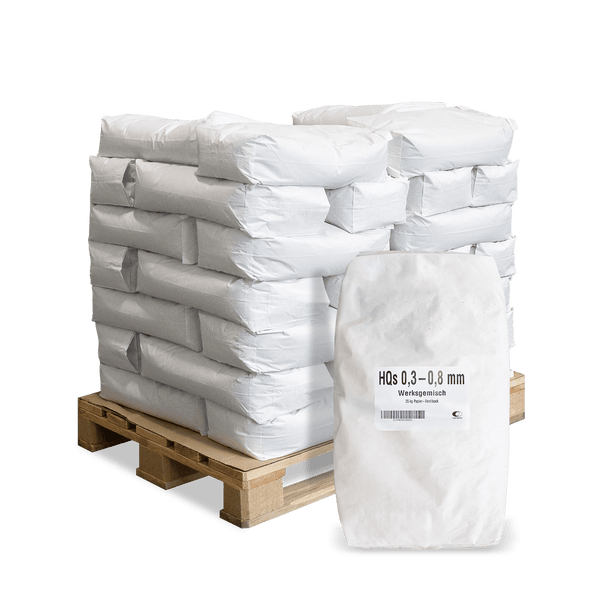 Ganze Palette mit weißen Papiersäcken HQs Werksgemisch, Körnung 0,3 bis 0,8 Millimeter, 25 Kilogramm pro Sack.