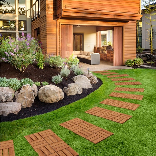 Garten mit Holzfliesen-Pfad, Pflanzen und Sitzbereich