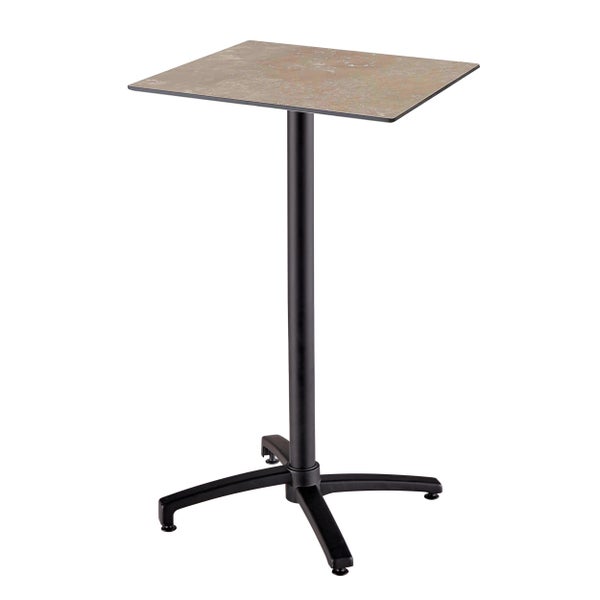 Quadratischer Stehtisch mit einer Tischplatte in Steinoptik und einem schwarzen Metallgestell mit Vierfußkreuz.