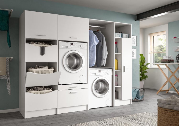 Moderner Hauswirtschaftsraum mit weißem Schranksystem für Waschmaschine und Trockner, inklusive Kleiderstange, Schubladen und offenen Regalen.