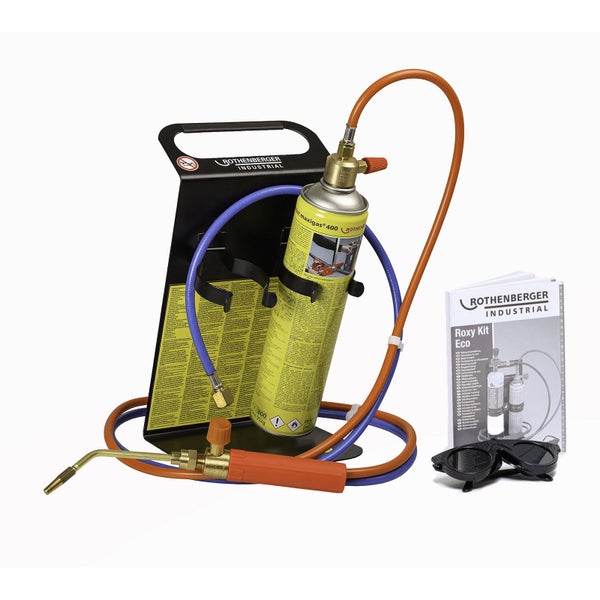 Robustes und langlebiges Badezimmer mit Holzboden und Waschbecken