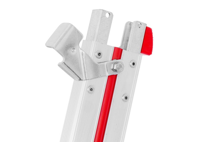 Detail einer Aluminiumleiter mit roter Sprosse und grauer Halterung