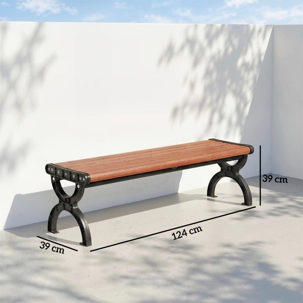 Gartenbank ohne Rückenlehne mit Holzsitz und Metallbeinen, Länge 124 Zentimeter, Breite 39 Zentimeter, Höhe 39 Zentimeter.