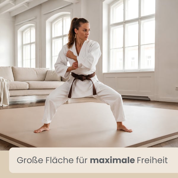 Große Trainingsmatte in einem hellen Wohnzimmer mit einer Frau, die Kampfsport praktiziert.