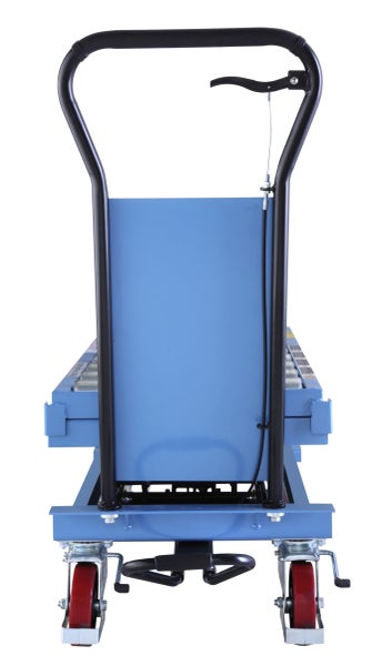 Mobiler Scherenhubtisch mit Rollenbahn, blauer Metallrahmen, schwarzer Schiebebügel mit Handhebel und zwei Rollen mit Feststellbremse.