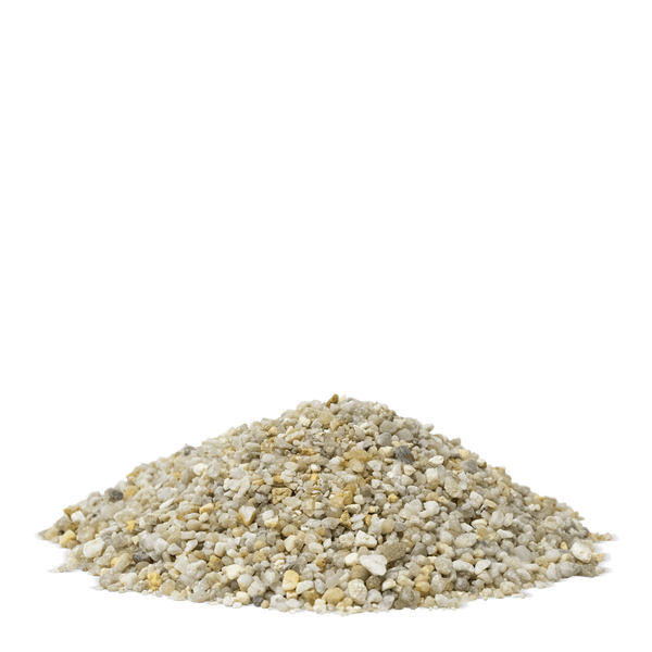 Kleiner Haufen feiner Kies oder Fugensand für Garten und Wegebau.