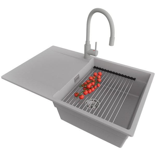 Spüle mit Abtropffläche, Armatur und Rollrost mit Tomaten
