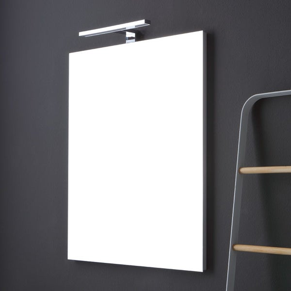 Rechteckiger Spiegel mit Beleuchtung an einer Wand montiert.