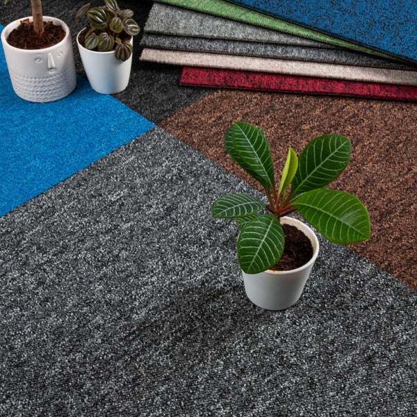 Grauer Teppich mit Gummirückseite