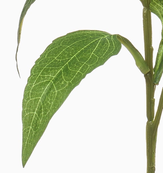 Grüne künstliche Grashalme einer Kunstpflanze in der Detailaufnahme.