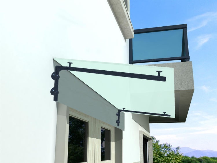 Modernes Vordach aus Glas mit dunklen Metallhalterungen montiert an einer hellen Hauswand über einer Tür.