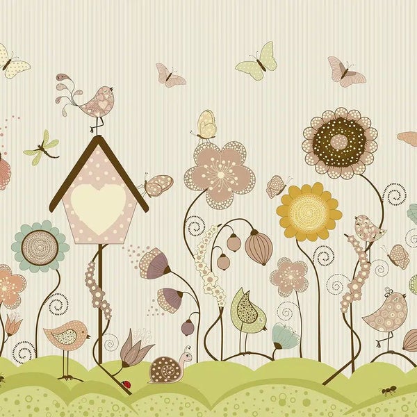 Tapete mit illustrativem Gartenmotiv bestehend aus Vogelhaus, Blumen, Vögeln und Schmetterlingen.