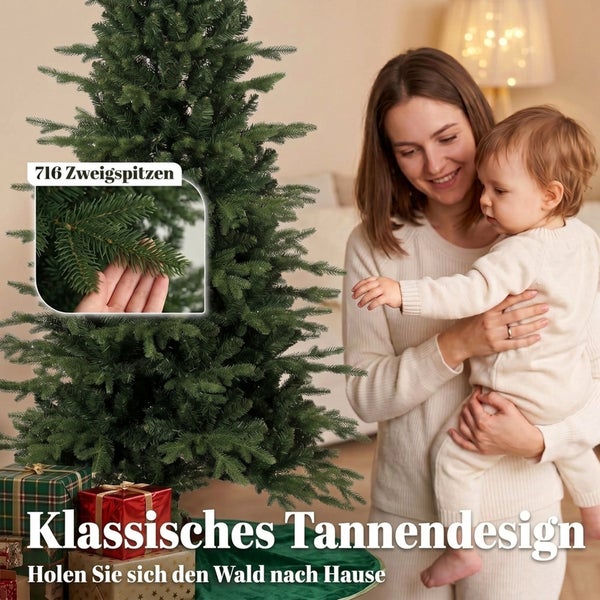 Festlich dekorierter künstlicher Weihnachtsbaum mit LED Beleuchtung, Tannenzapfen und Dekobeeren in einem gemütlichen Wohnzimmer mit Kamin.