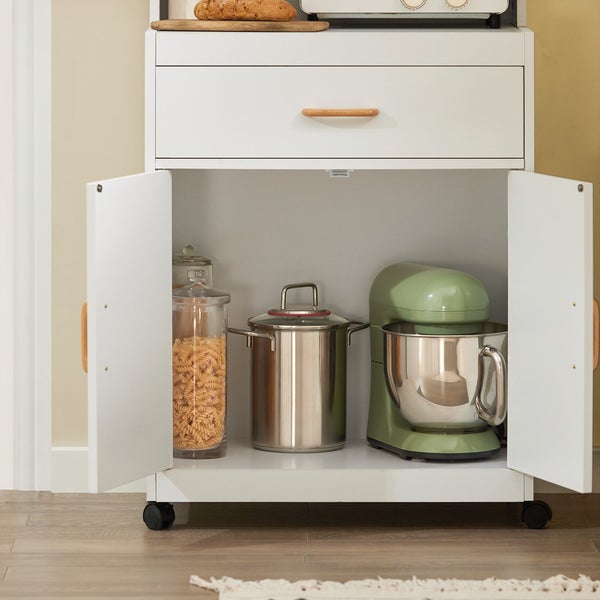 Küchenwagen mit Geschirr und Küchengeräten