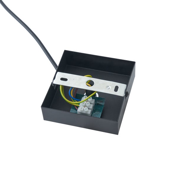 Innenansicht einer schwarzen Deckenleuchte mit elektrischen Anschlüssen und Kabel
