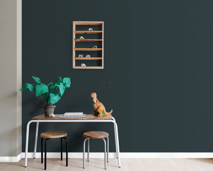 Kinderzimmer mit Spielzeugregal, Schreibtisch, Hocker, Spielzeugautos, Deko-Pflanze und Dinosaurierfigur