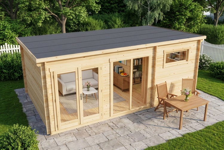 Modernes Gartenhaus aus hellem Holz mit Flachdach, großen Glasfronten und einer Terrasse mit Gartenmöbeln.