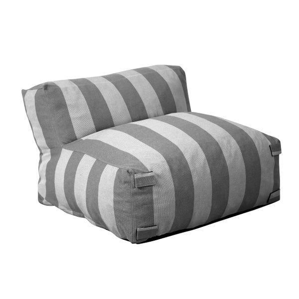 Gestreifter Sitzsack in Sesselform mit Rückenlehne für den Innen- und Außenbereich.