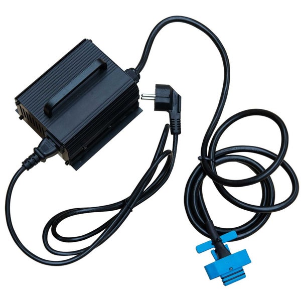 Ladegerät mit schwarzem Metallgehäuse, Tragegriff, Netzkabel mit Stecker und blauem Anschlussstecker.