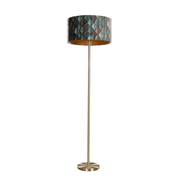 Moderne Stehlampe mit zylindrischem Lampenschirm mit Blattmuster auf einem schlanken Metallfuß in Messingoptik.