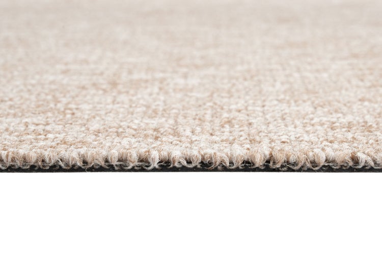 Nahaufnahme einer Teppichstruktur mit Schlingenflor und dunklem Rücken.