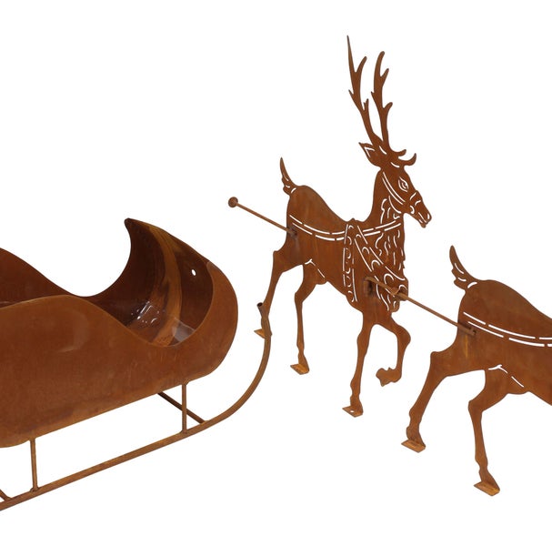 Weihnachtsdekoration aus Metall in Edelrostoptik mit Schlitten und zwei Rentieren als festliche Gartenfigur für die Winterzeit.