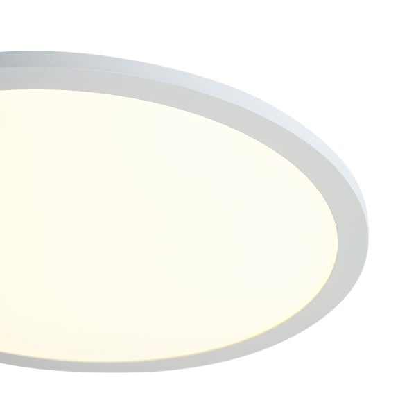 Flache, runde LED-Deckenleuchte mit weißem Rahmen und warmweißem Lichtschein.