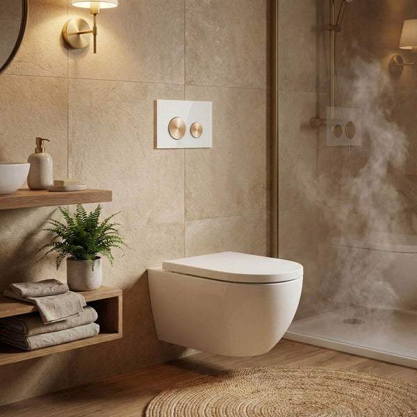 Modernes Badezimmer mit weißem Wand-WC, weiß-goldener Drückerplatte, beigen Fliesen, Holzregalen mit Pflanze und einer Dusche mit Dampf.