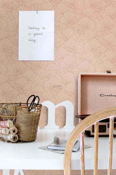Dekoratives Zimmer mit gemusterter Tapete, Korb, Plattenspieler und Schreibtisch