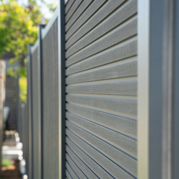 Gartenzaun aus WPC mit horizontaler Nut