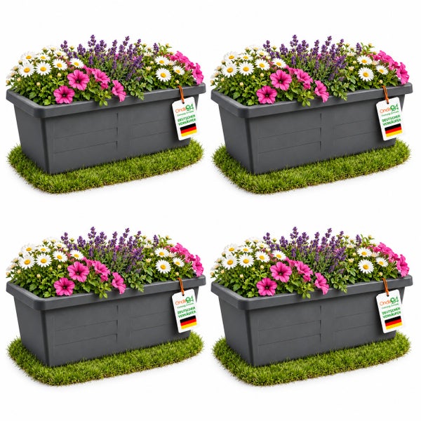 Vier rechteckige Blumenkästen aus Kunststoff bepflanzt mit bunten Sommerblumen und Lavendel auf einer Grasfläche.