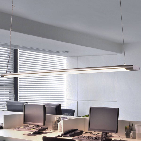 Moderne lineare LED-Pendelleuchte über einem hellen Büroarbeitsplatz mit Schreibtischen und Computerbildschirmen.
