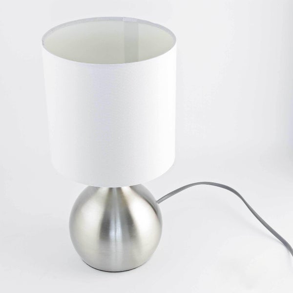 Tischleuchte mit Stoffschirm und Metallsockel