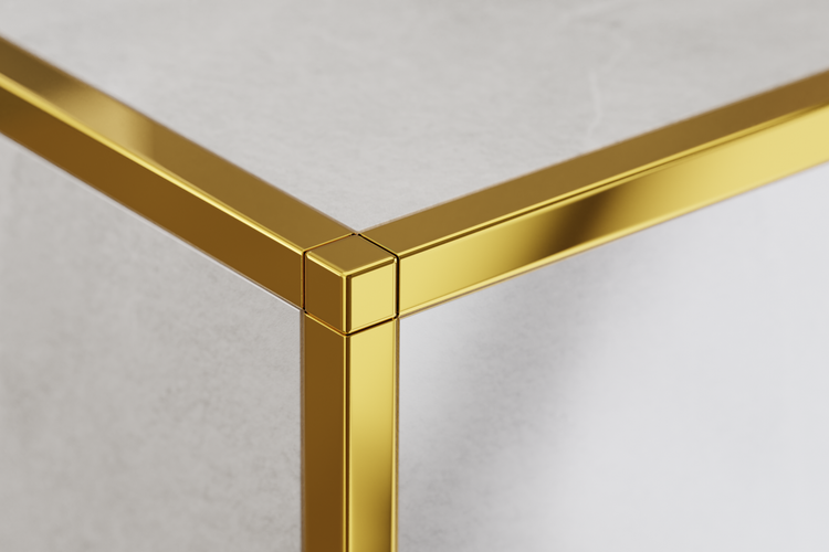 Detailansicht einer Ecke eines Möbels mit goldfarbenen Kanten