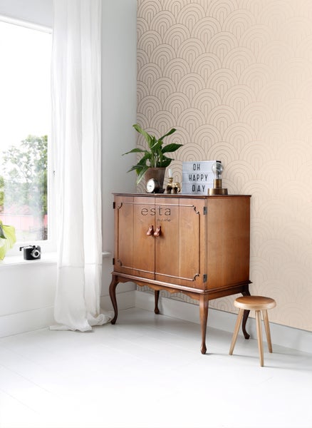 Wohnraum mit gemusterter Tapete, Holzschrank und Hocker.