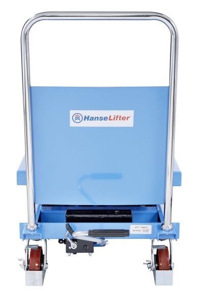 Blauer HanseLifter Hubtisch aus Stahl mit verchromtem Schiebebügel, Fußpedal und Lenkrollen mit Feststellbremsen in der Rückansicht.
