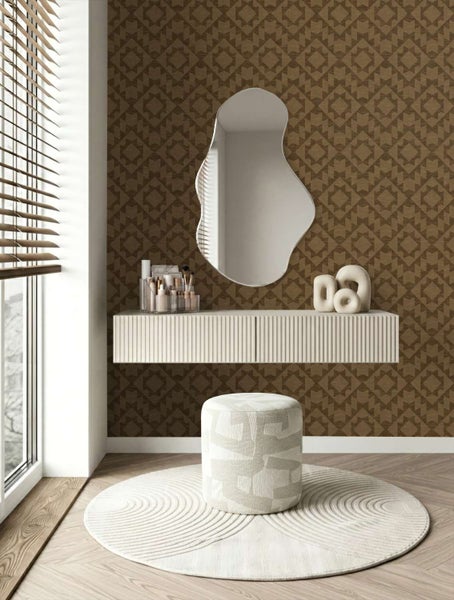 Wohnzimmer mit gemusterter Tapete, schwebendem Wandtisch, geschwungenem Spiegel, gemustertem Hocker und rundem Teppich auf hellem Holzboden.