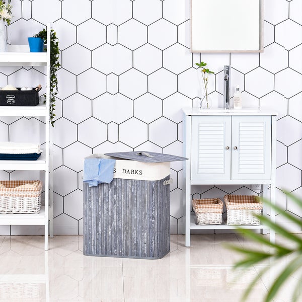 Badezimmer mit Wäschekorb, Waschbeckenunterschrank und Regal