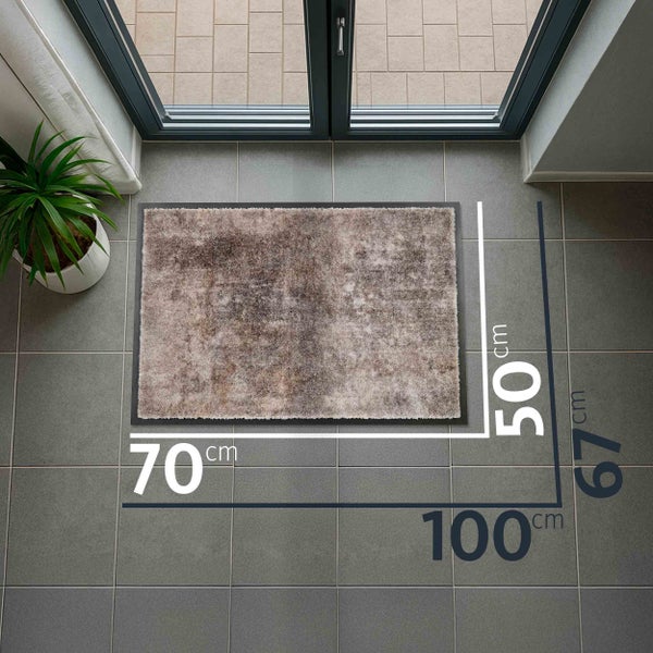 Fußmatte mit den Maßen 70 cm mal 50 cm vor einer Tür